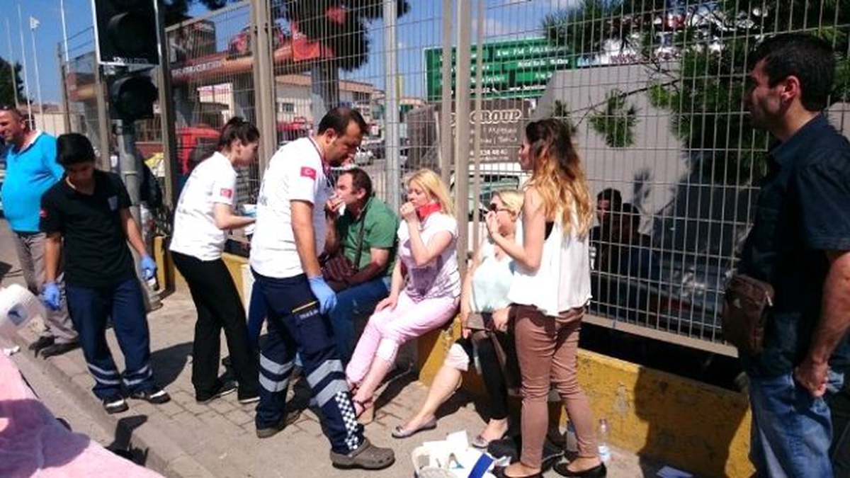 Halk Otobüsü Kamyona Çarptı: 4 Yaralı