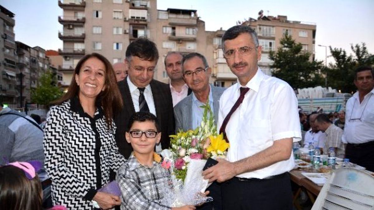 İftar Programında Vali Bektaş\'a Çiçekli Karşılama