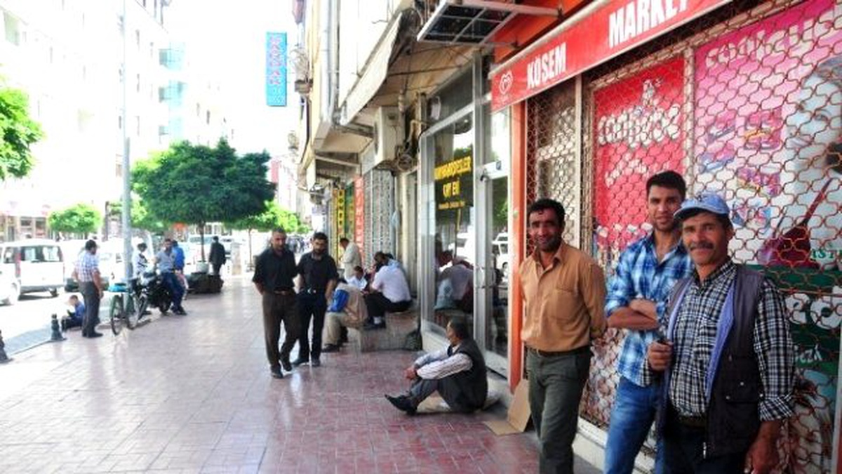 İşsiz Vatandaşların Pazarda Bekleyişi