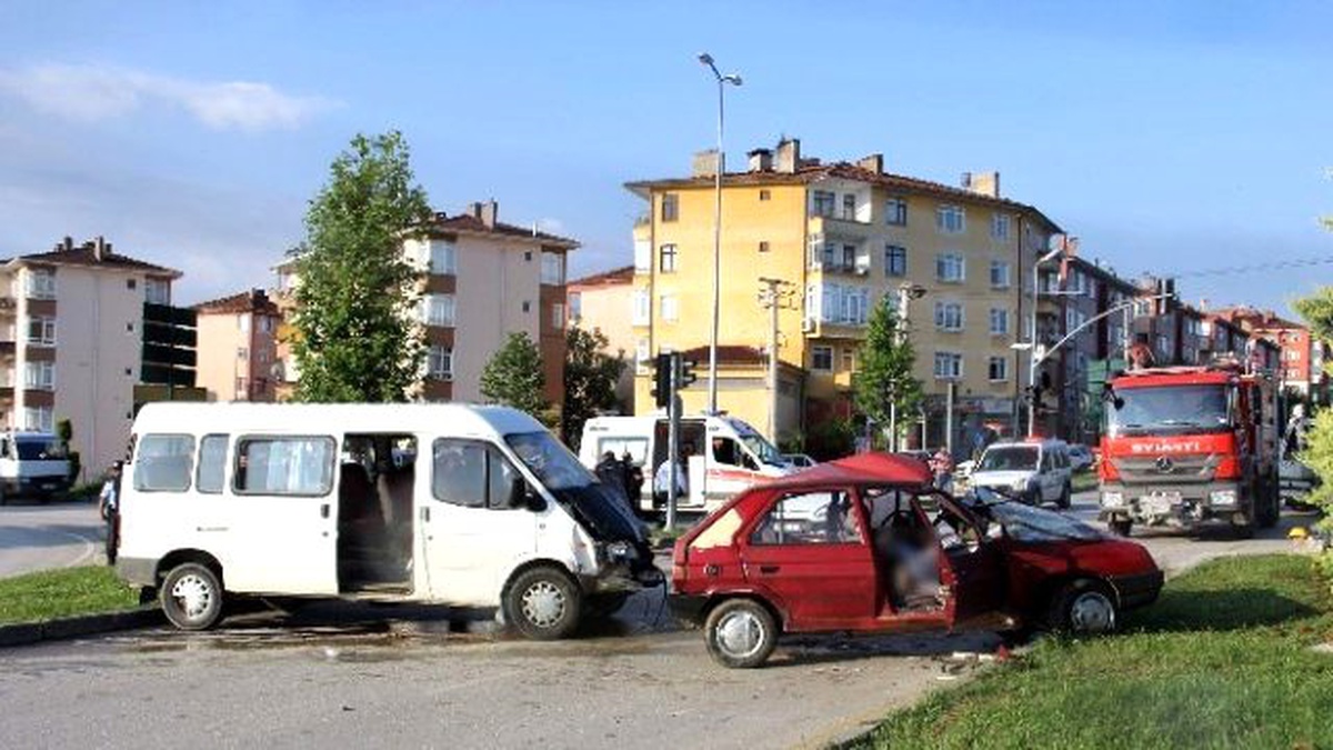 Kastamonu\'da Minibüs ile Otomobil Çarpıştı: 1 Ölü, 5 Yaralı