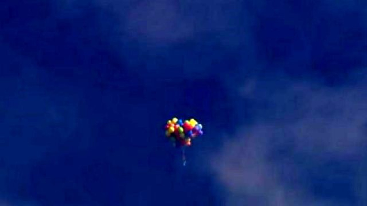 Katlanır Sandalyesine Balon Bağlayarak Havalandı