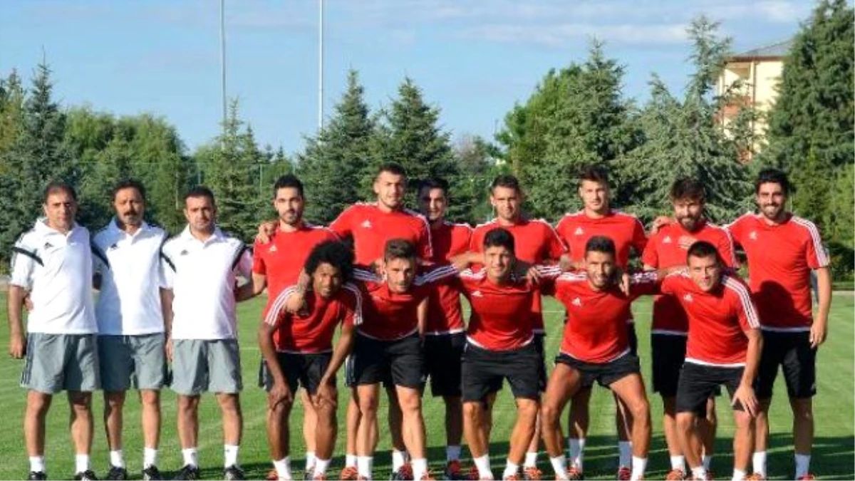 Kayserispor\'da 12 Futbolcuyla Sezon Açılışı