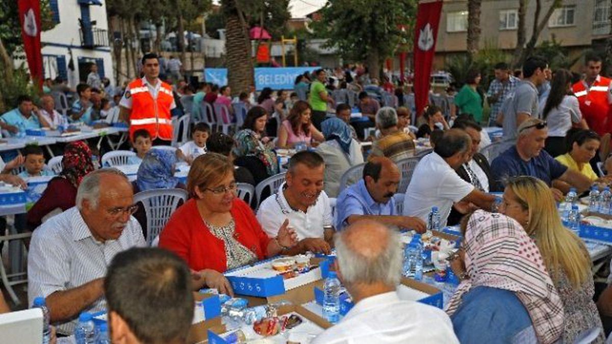 Konak Belediyesinden Bin Kişilik İftar Sofrası