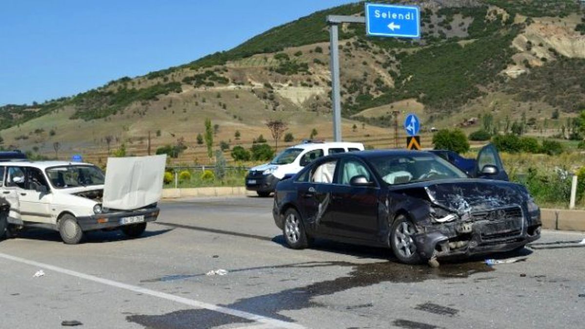 Kula\'da Trafik Kazası: 4 Yaralı