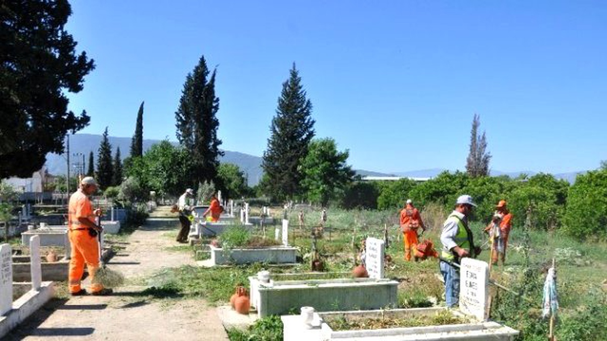 Nazilli\'de Mezarlıklar Ramazan Bayramına Hazır