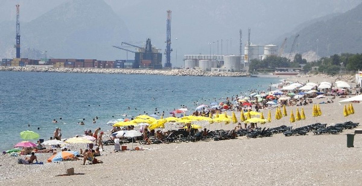 Antalya\'da Nemden Bunalan Soluğu Denizde Aldı