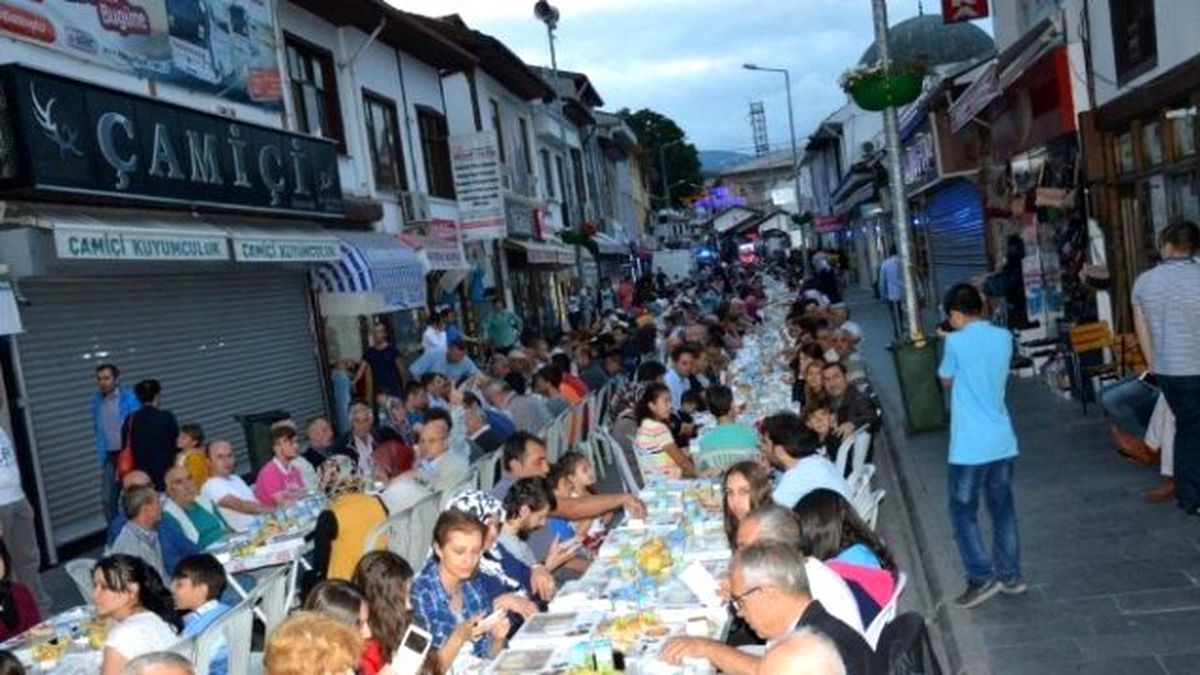 Niksar Belediyesi\'nden 2 Bin Kişilik Sokak İftarı