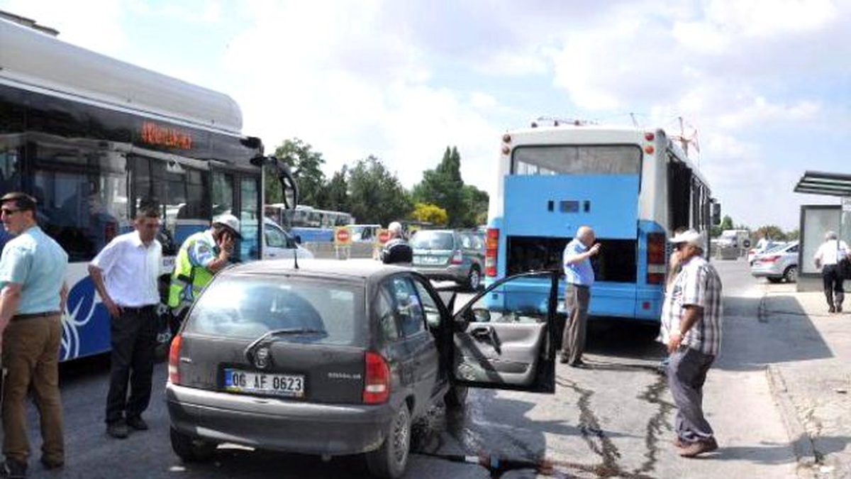 Otomobil Duraktan Yolcu Alan Otobüse Çarptı : 2 Yaralı