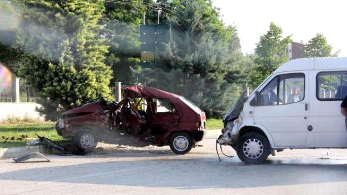 Otomobil Minibüsle Çarpıştı: 1 Ölü, 5 Yaralı