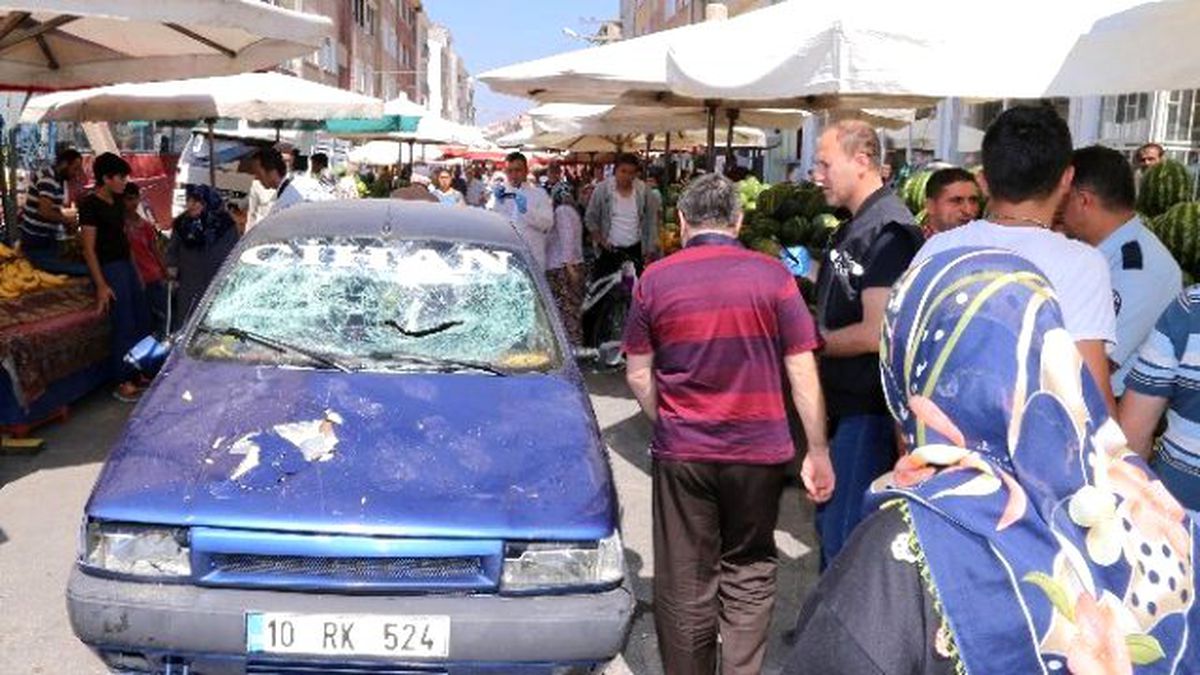 Pazar Alanına Otomobille Dalan Sürücü Linçten Son Anda Kurtuldu