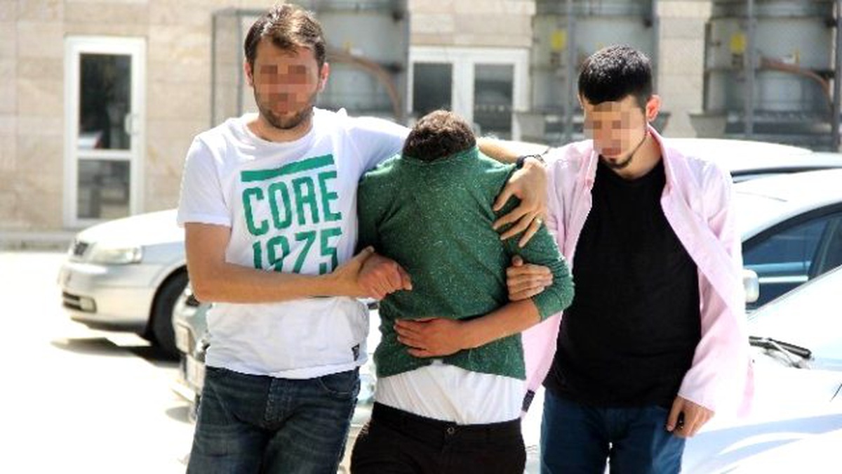 Polisi Fark Edince Uyuşturucu Poşetini Attı
