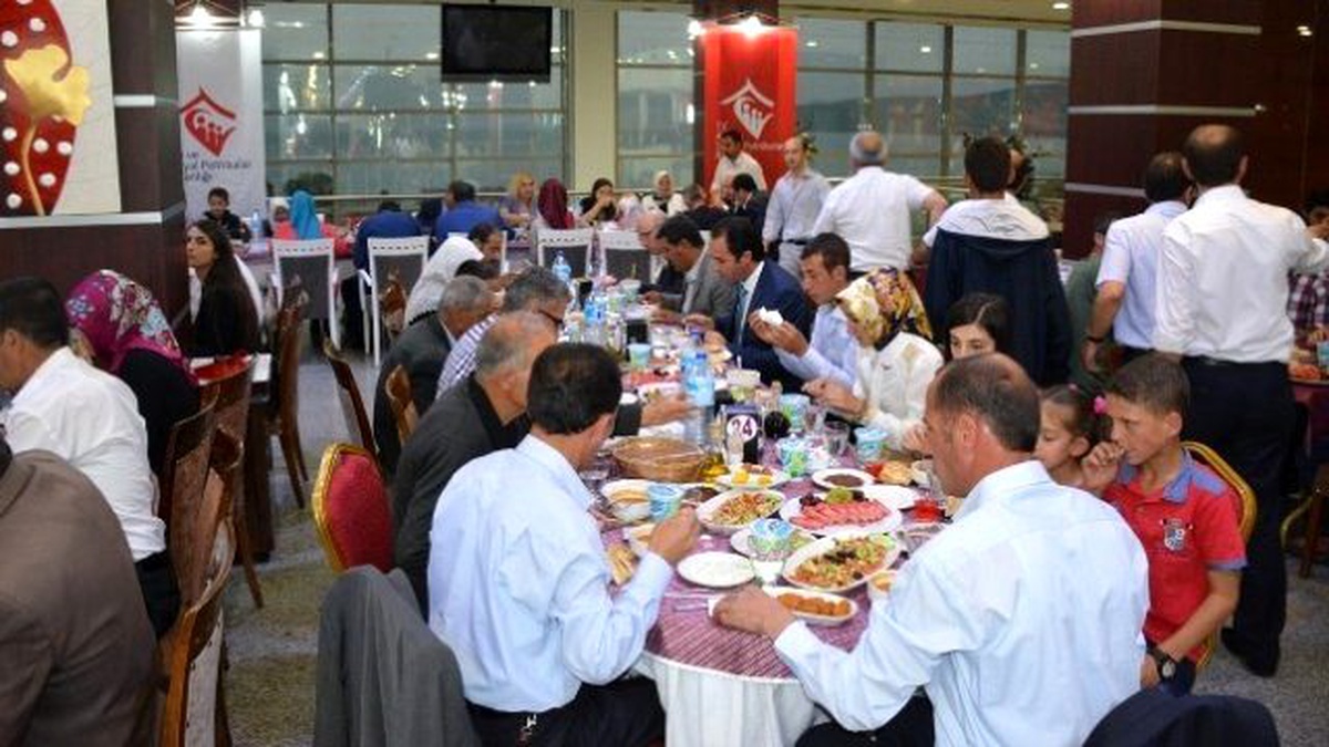 Şehit Aileleri ve Gazilere Tatvan\'da İftar Yemeği Verildi
