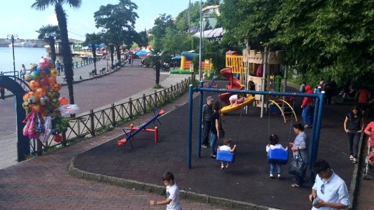 Sıcak Havadan Bunalan Vatandaş Soluğu Sahil Kenarlarında Aldı