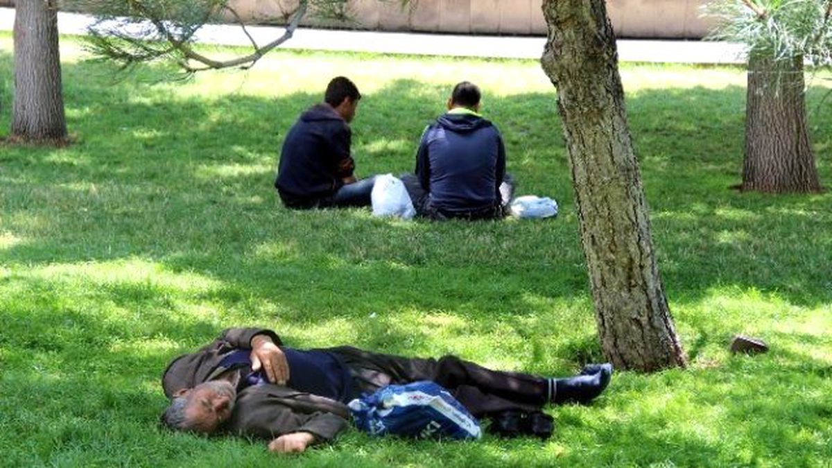 Sıcak Havadan Bunalan Vatandaşlar Ağaç Gölgelerinde Serinledi
