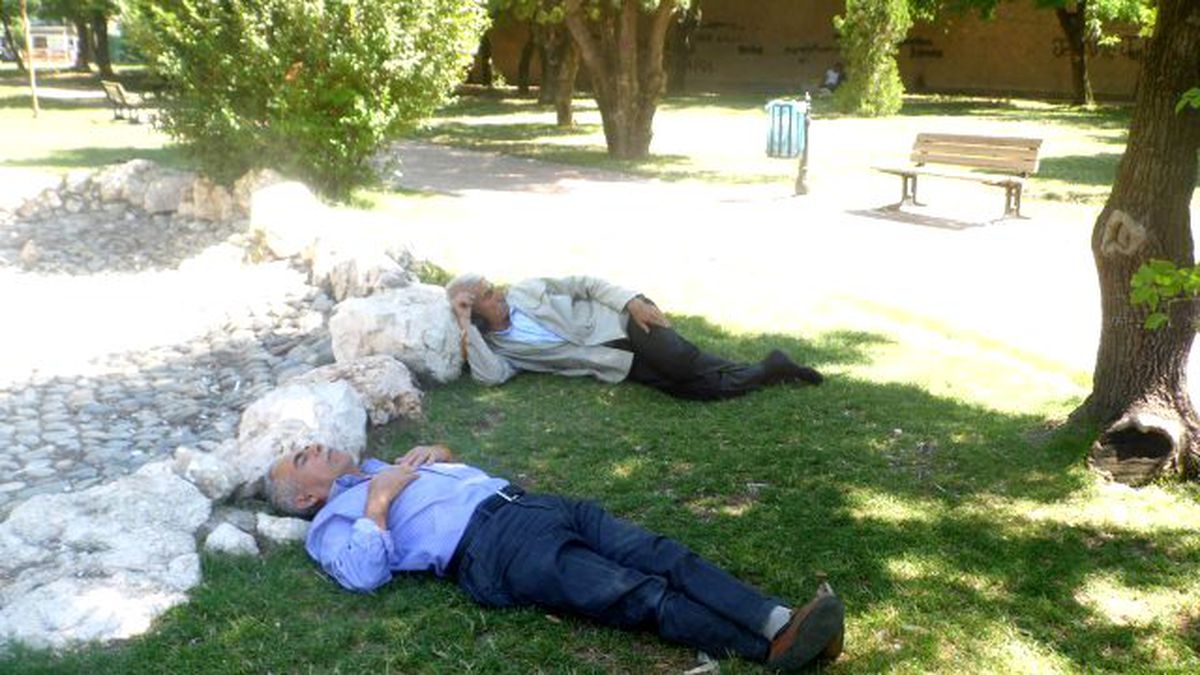 Sıcaktan Bunalanlar Parklarda Yatıyor