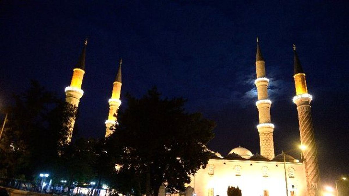 Üç Şerefeli Camii\'nin Aydınlatma Çalışmaları Tamamlandı