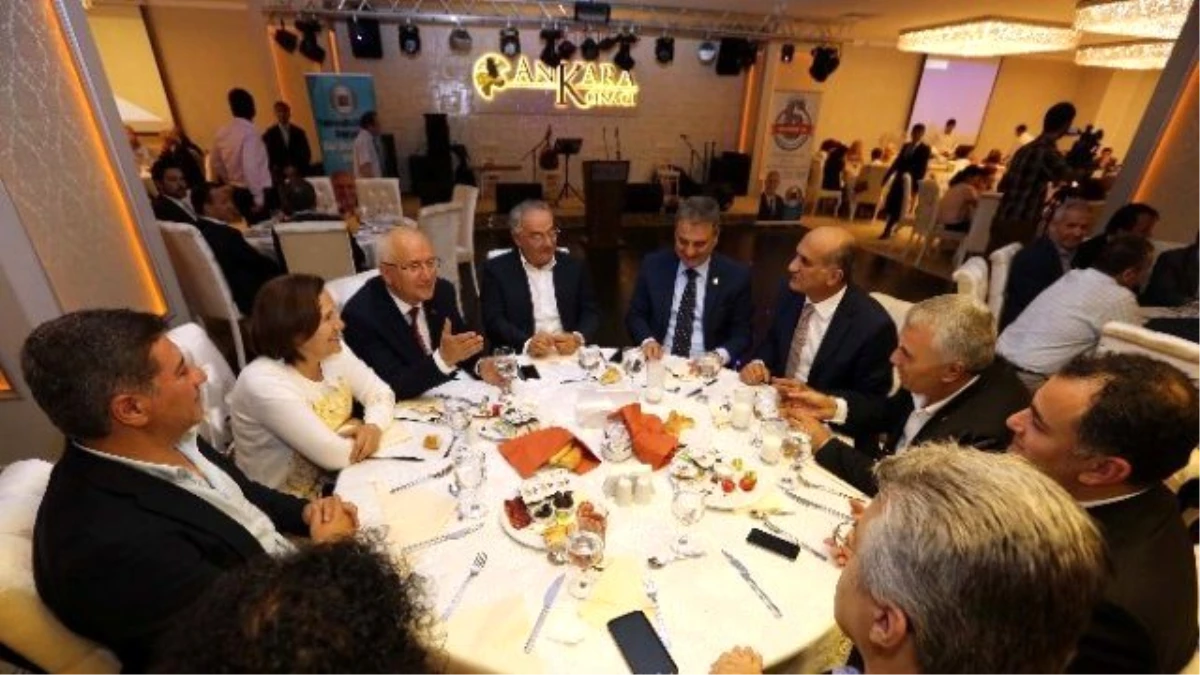 Yenimahalle Belediye Başkanı Yaşar, CHP\'li Yöneticilerle İlçenin İleri Gelenlerini İftarda...