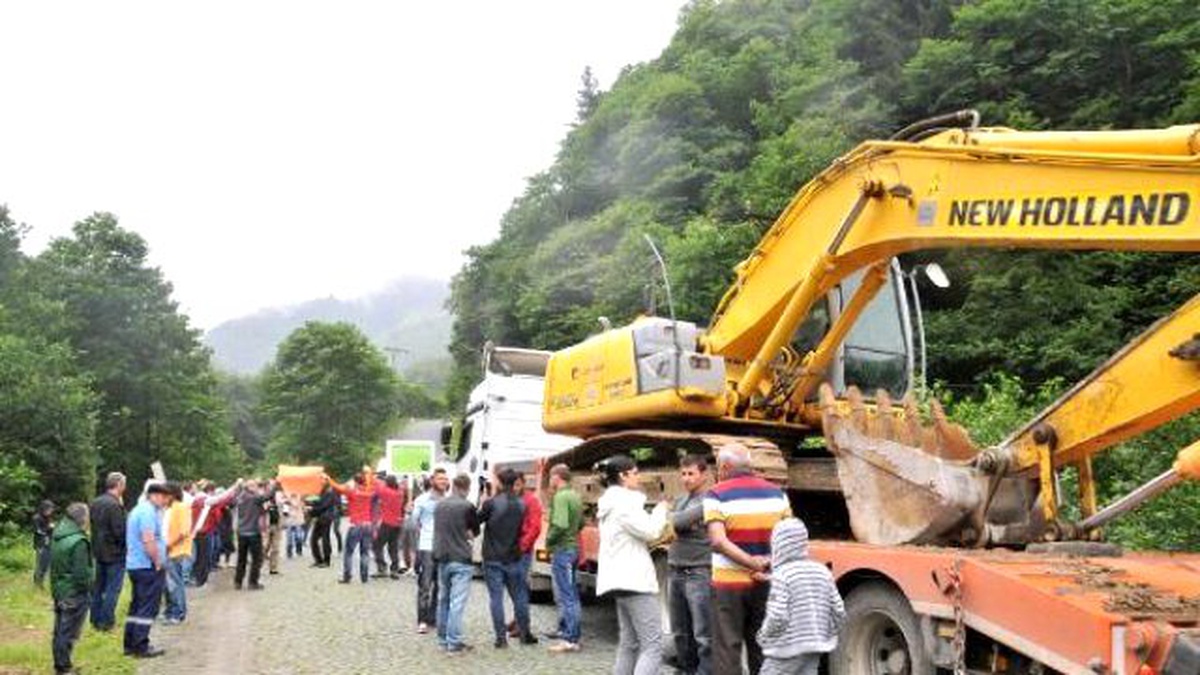 Yeşil Yol\' İçin Gelen İş Makinelerinin Önünü Horonla Kestiler