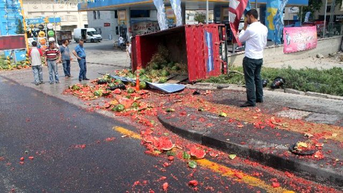 Yüzlerce Karpuz Yola Saçıldı