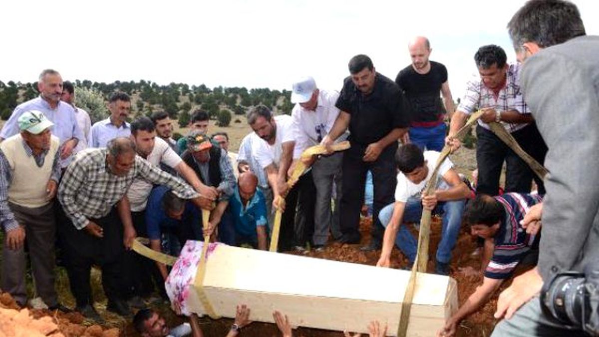 5 Dakika Arayla Ölen Çiftin Cenazeleri, Bulaşıcı Hastalık Şüphesi Nedeniyle Tabutla Defnedilecek (2)