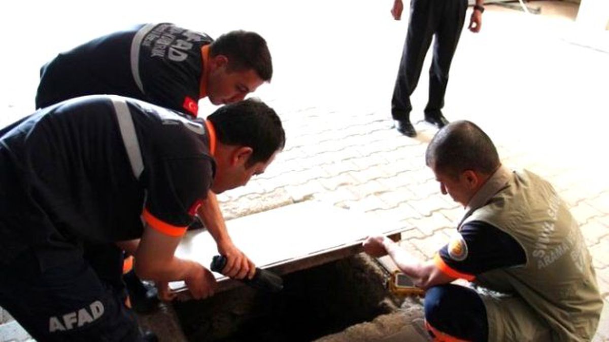 Afad Kbrn Ekibi Başbakan Davutoğlu\'na Eşlik Etti