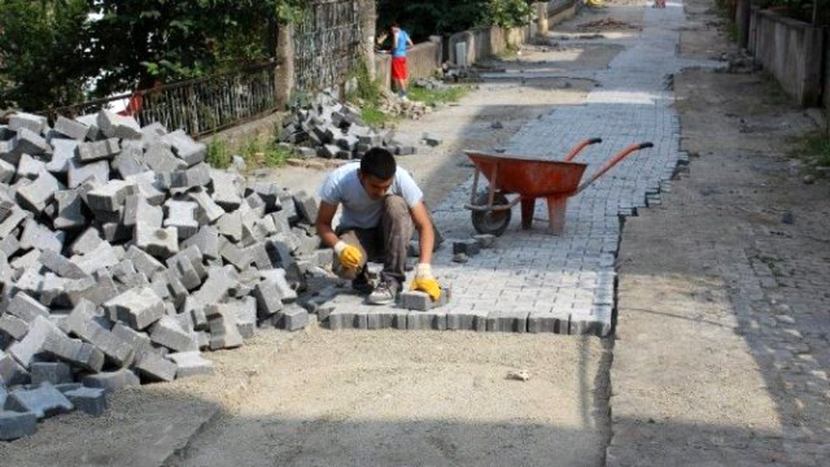 Akçakoca\'da Parke Çalışmaları Hızla Sürüyor