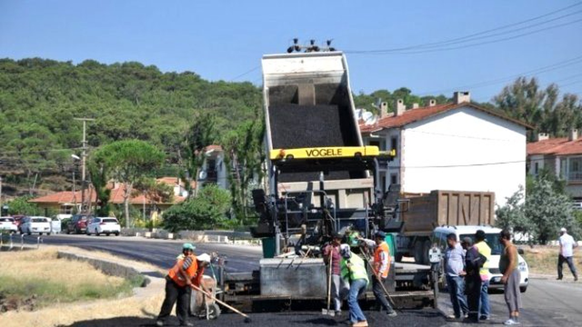 Ayvalık Belediyesi Yollara Sıcak Asfalt Yapıyor