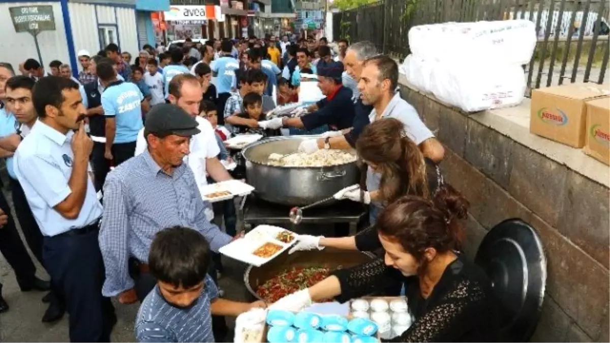 Büyükşehir Belediyesi Çadırında Hergün 2 Bin Kişi İftar Açıyor