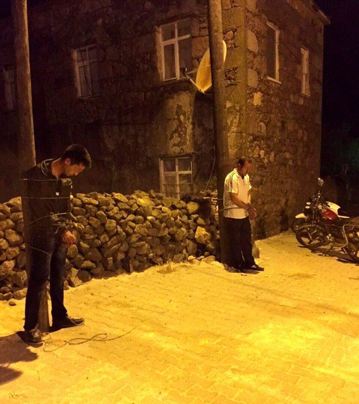Çanakkale\'de Köylüler İnsan Tacirlerini Direğe Bağladı