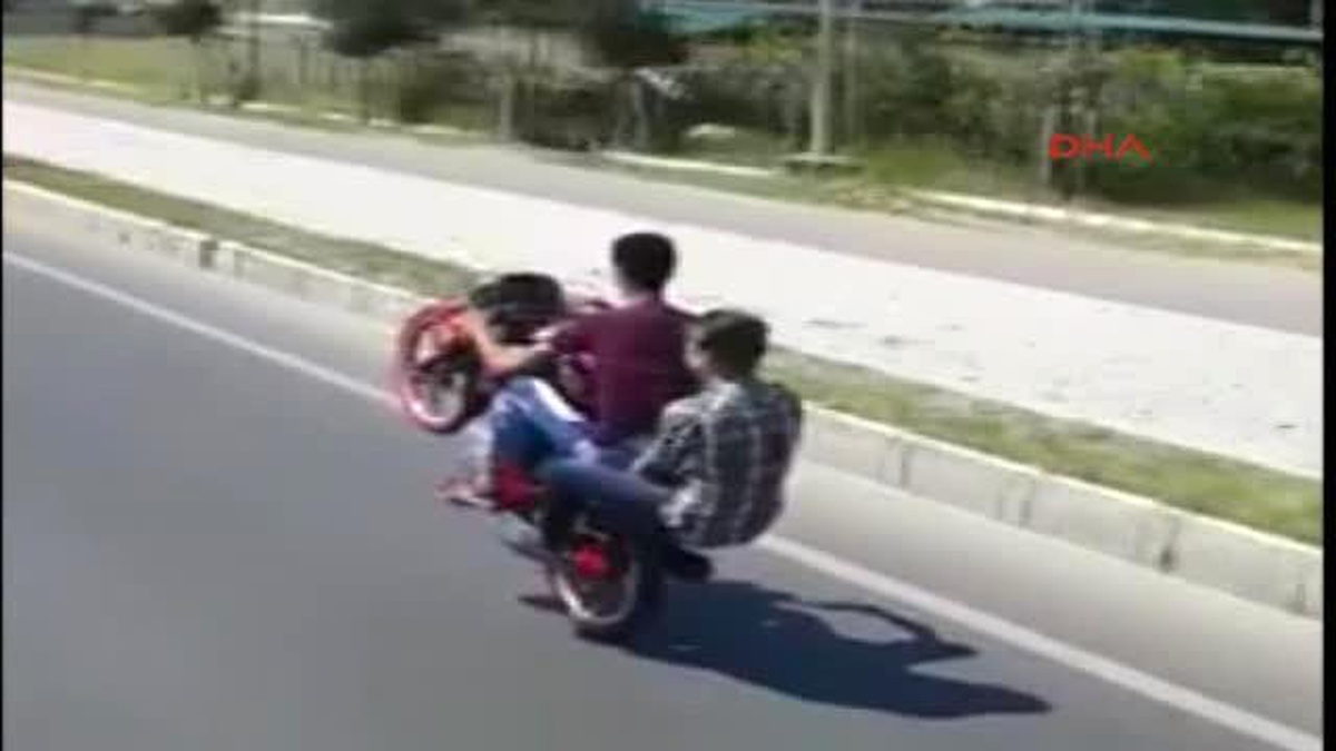 Çine Motosikletli Gençlerden Tehlikeli Hareketler
