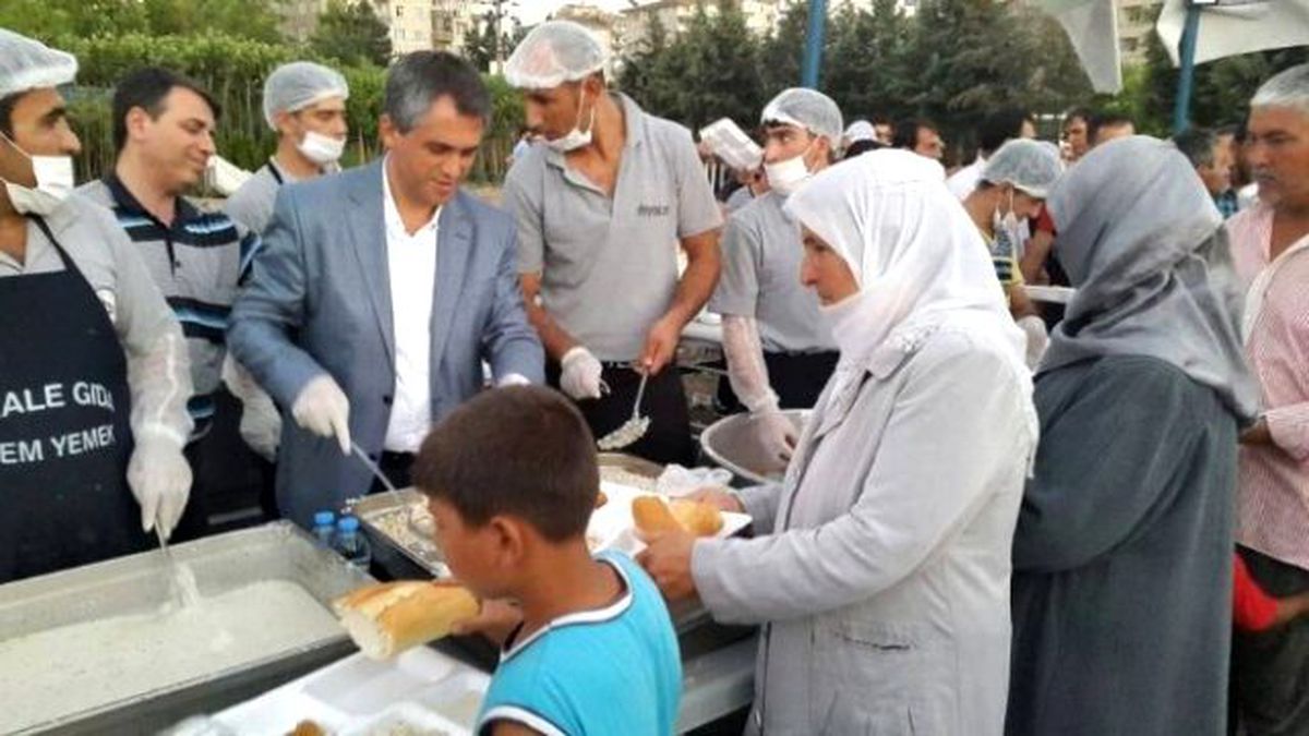 Diyarbakır Büyükşehir Belediyesi Günde 2 Bin Kişiye İftar ve Sahur Yemeği Dağıtıyor