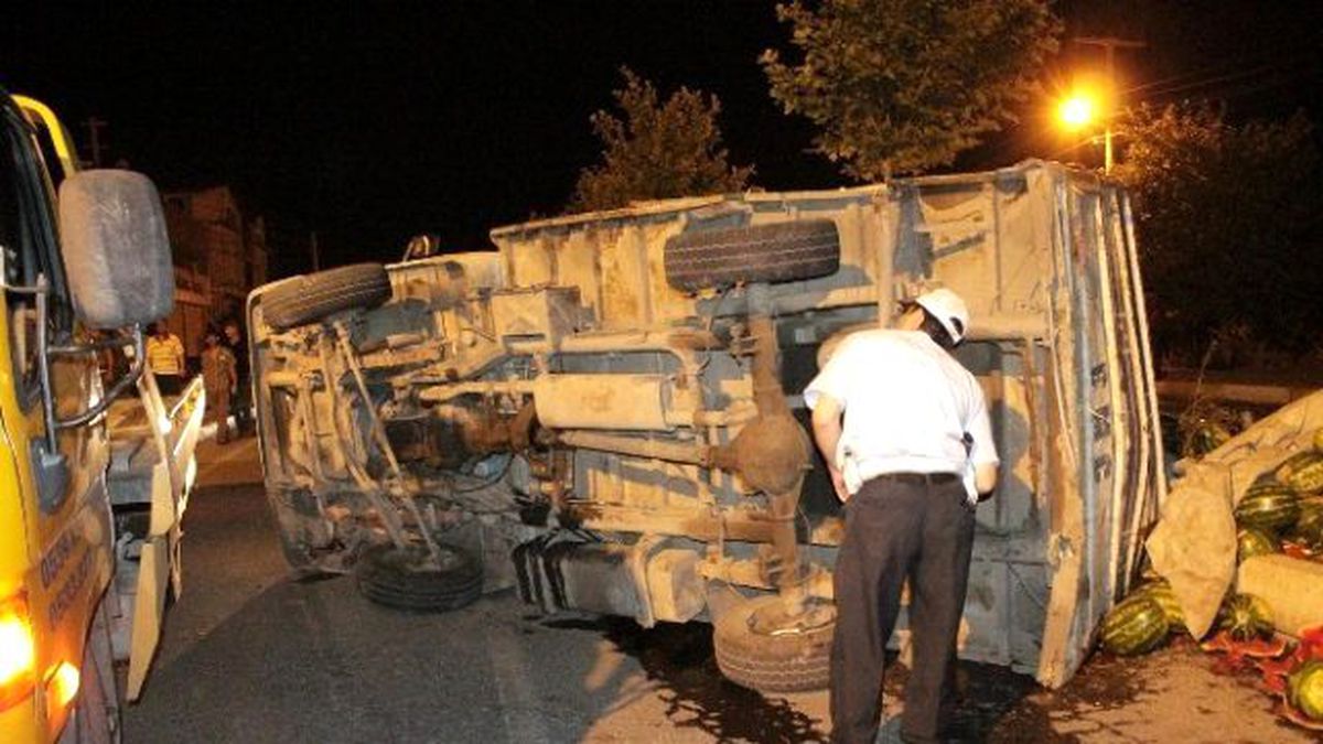 Diyarbakır\'da Karpuz Taşıyan Kamyonet Devrildi: 3 Yaralı