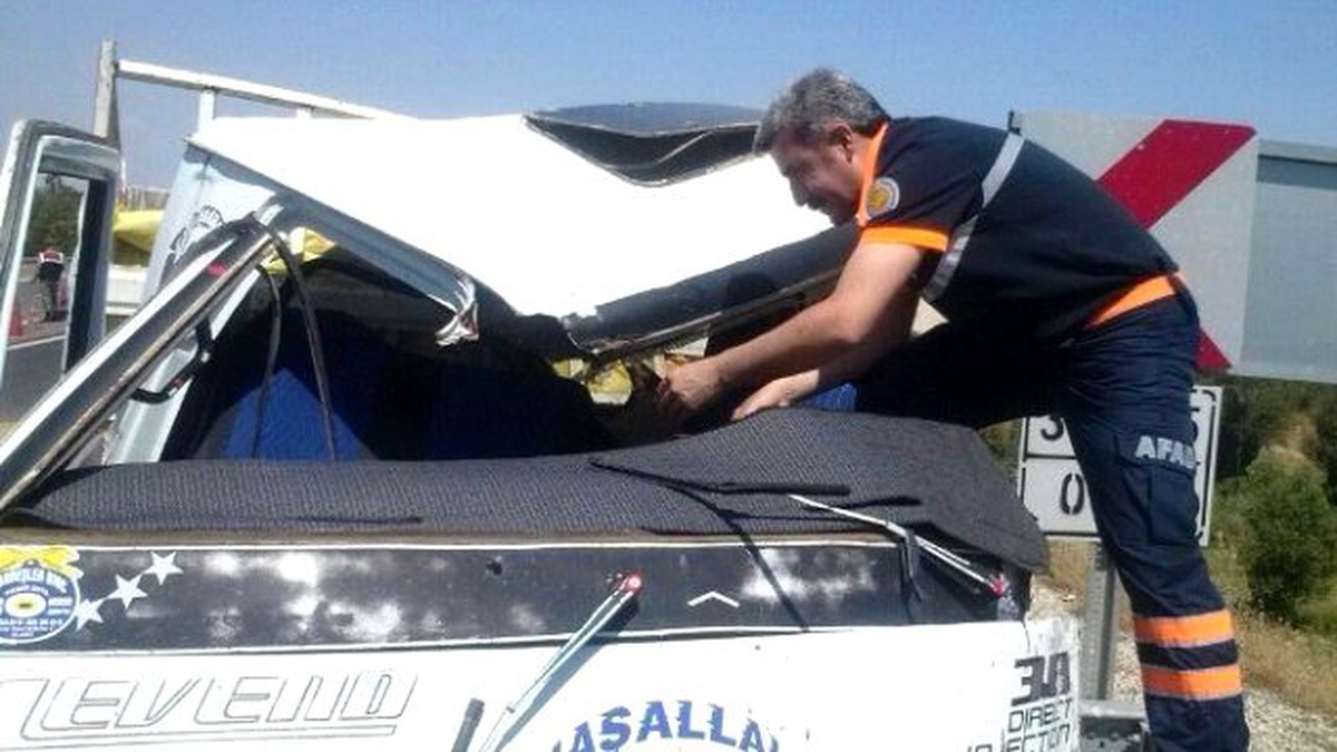 Elazığ\'da Lastiği Patlayan Kamyonet Kaza Yaptı: 3 Yaralı