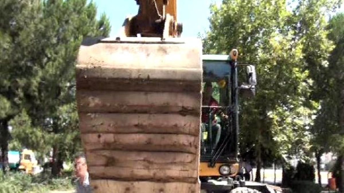 Yıkımı Durdurmak İçin Kepçeye Çıkan Eylemci Ölümden Döndü