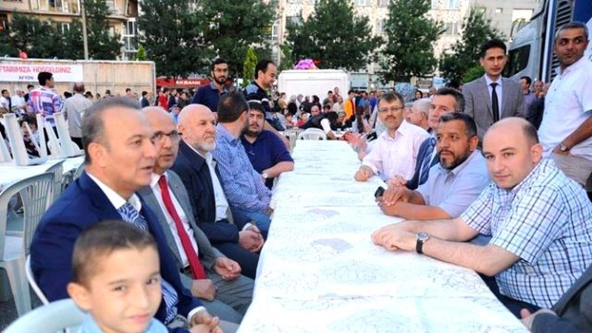 İhh Afyonkarahisar Şubesi 2 Bin 500 Kişiye İftar Yemeği Dağıttı