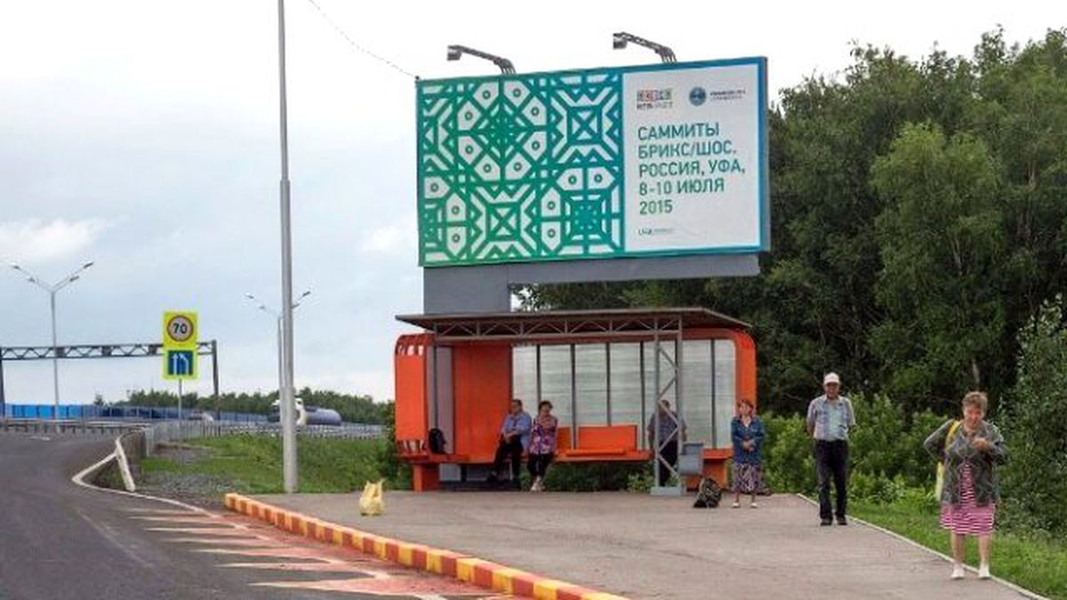 İki Zirvenin Düzenleneceği Rus Kentindeki Kötü Görünümü Duvar Kağıtlarıyla Maskelediler