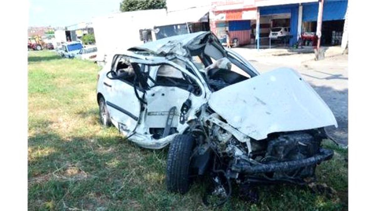 İzmir\'de Midibüs ile Otomobil Çarpıştı: 14 Yaralı