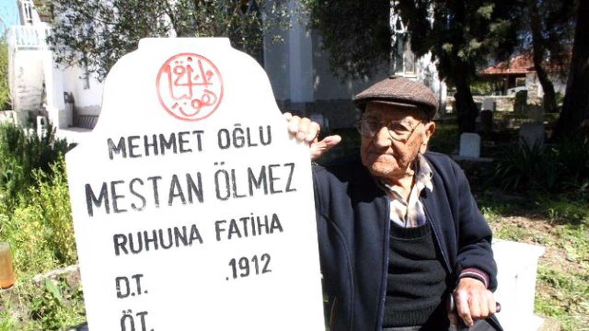 104 Yaşındaki Adam Ölen Kendisi İçin Mezar Taşı Yaptırdı