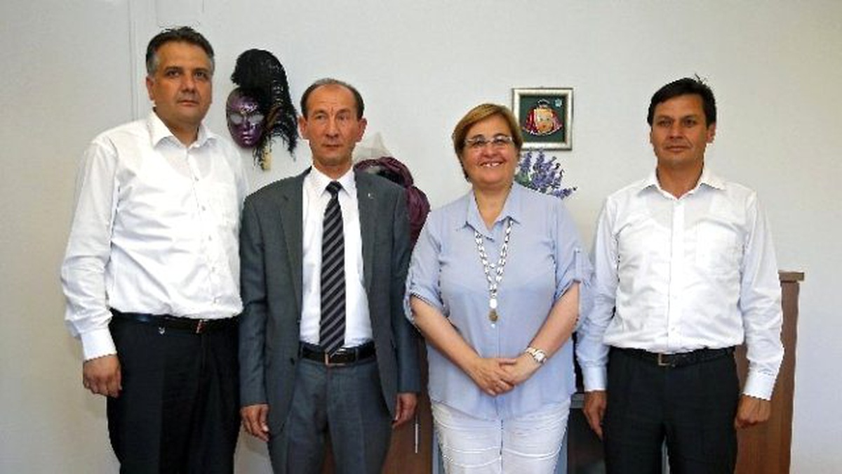 Konak Belediyesi\'nden Kardeş Belediyeye Çöp Kamyonu Hibesi