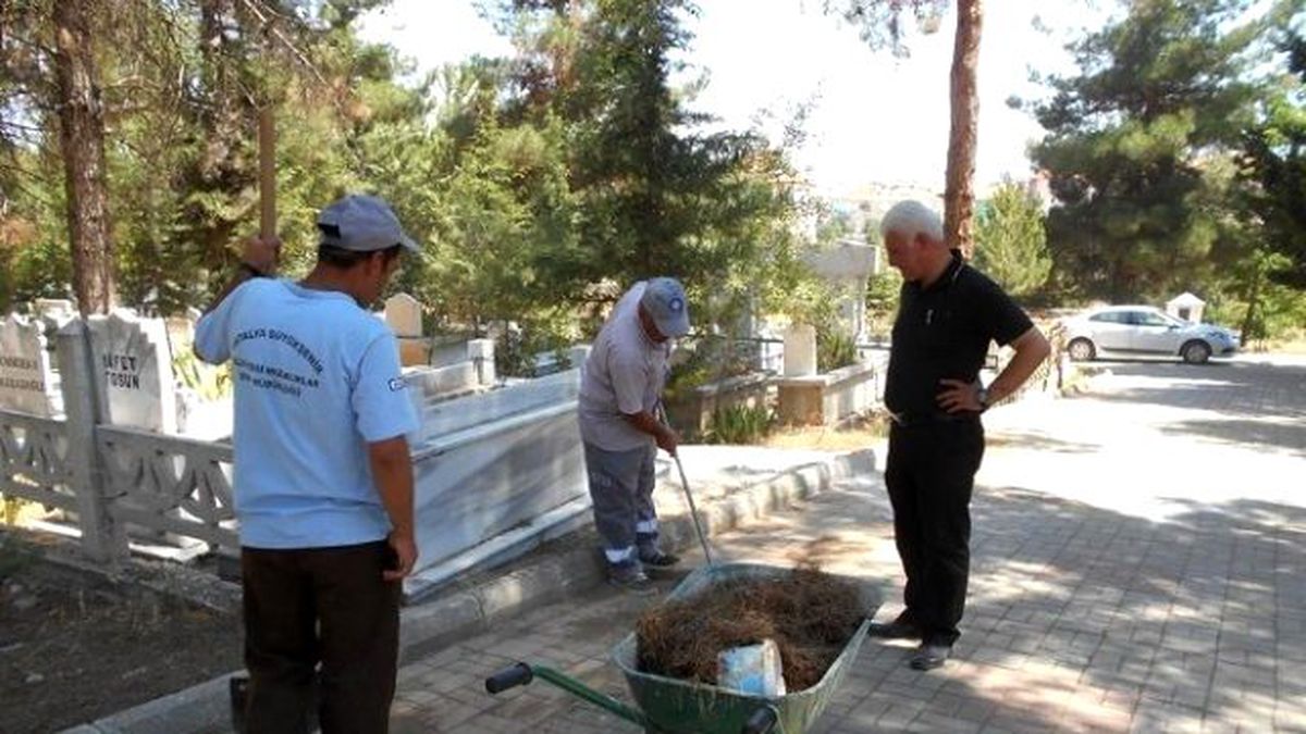 Korkuteli\'de Mezarlıklara Bayram Bakımı