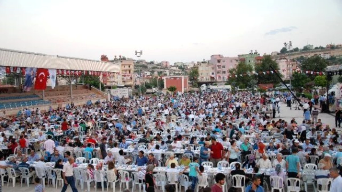 Mersin Büyükşehir Belediyesi Ramazan Sofrasını Silifke\'de Kurdu