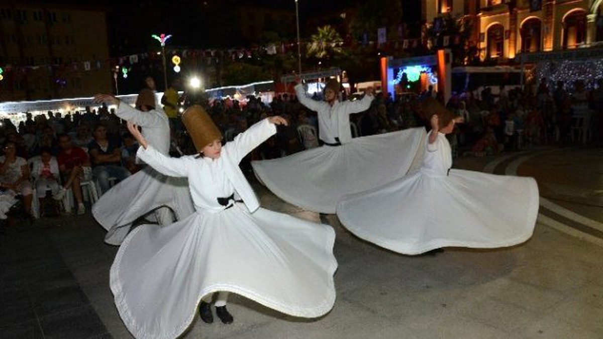 Minik Semazenler İzleyenleri Büyüledi
