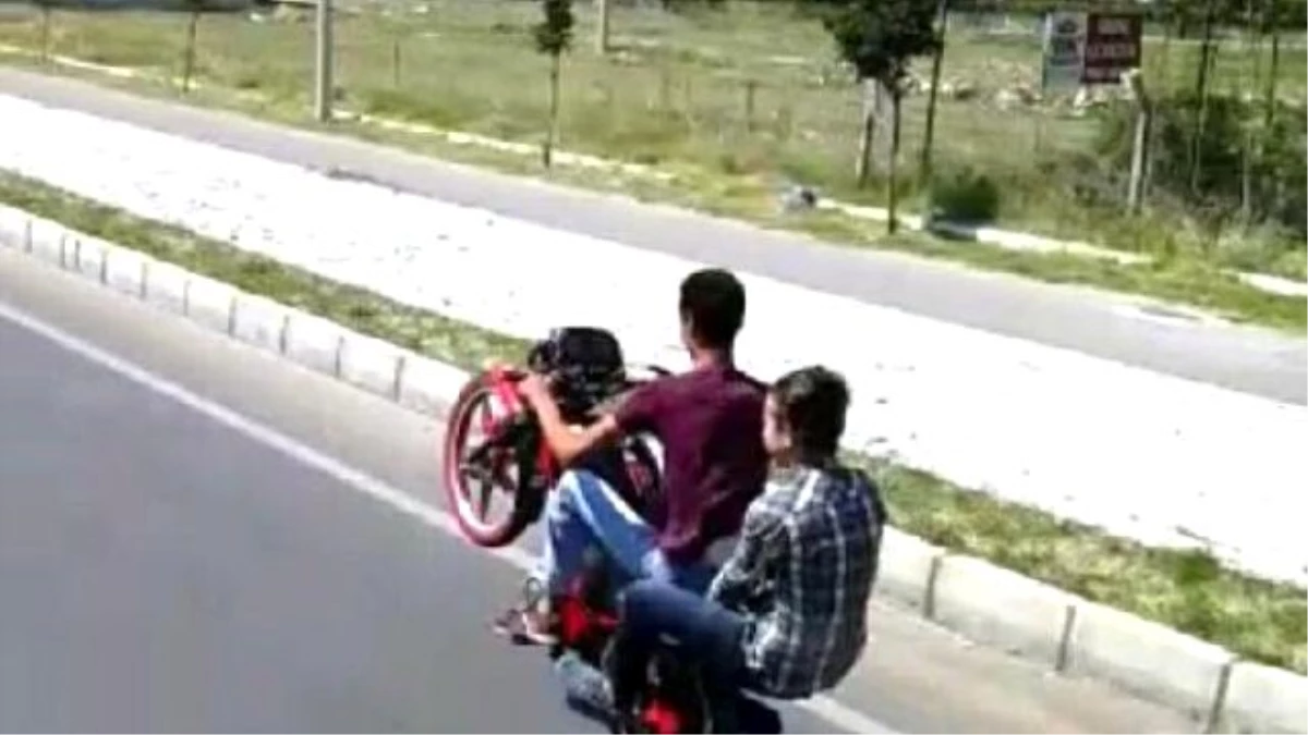 Çine\'de Motosikletli Gençlerden Tehlikeli Hareketler