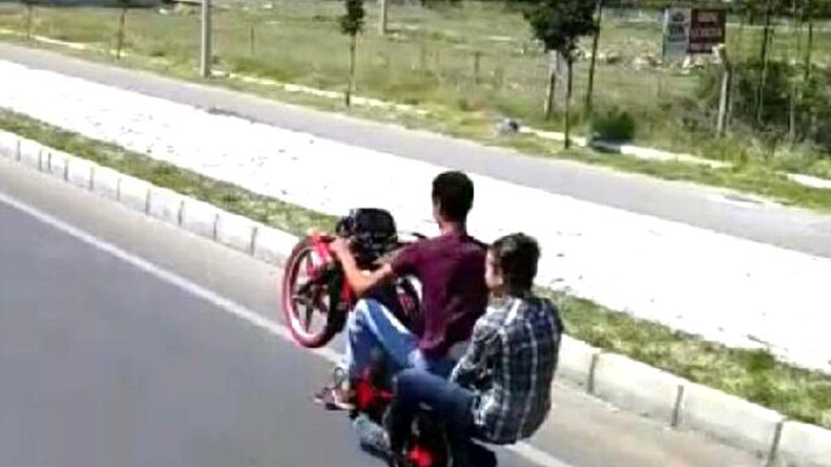 Çine\'de Motosikletli Gençlerden Tehlikeli Hareketler
