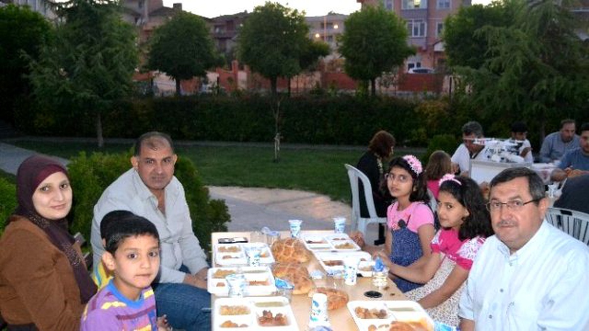 Muhtardan Mahallenin Delikanlılarına İftar