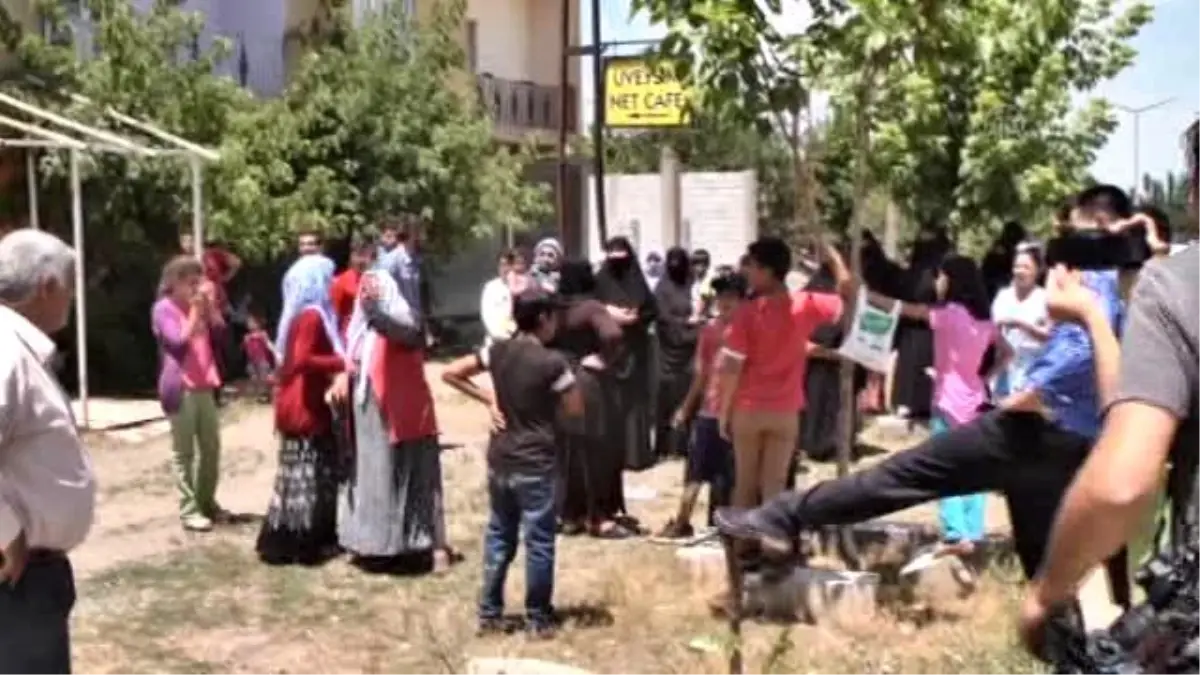 Müşteri Gelmiyor" Diye Karayolunu Trafiğe Kapattı