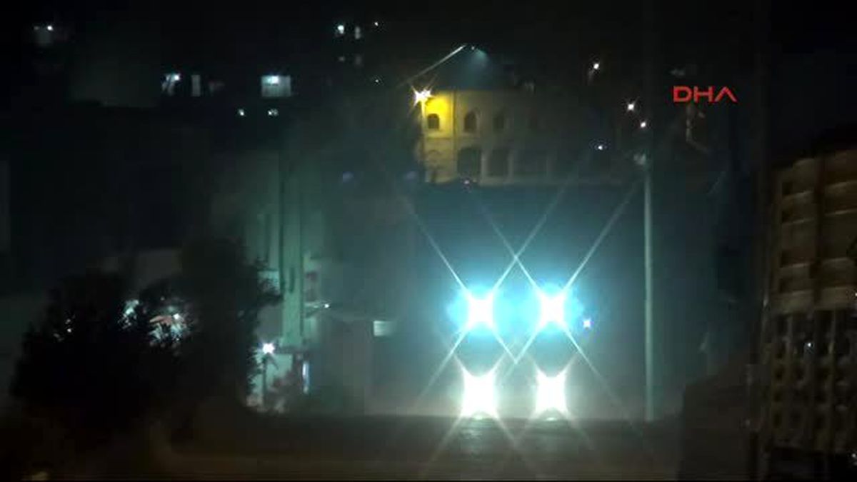 Nusaybin\'de Yol Kapatan Göstericilere Polis Müdahalesi