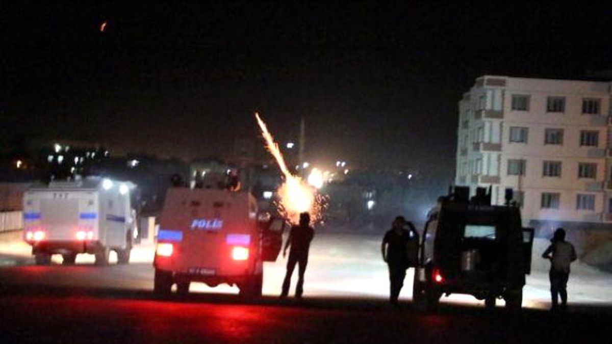 Nusaybin\'de Yol Kapatan Göstericilere Polis Müdahalesi