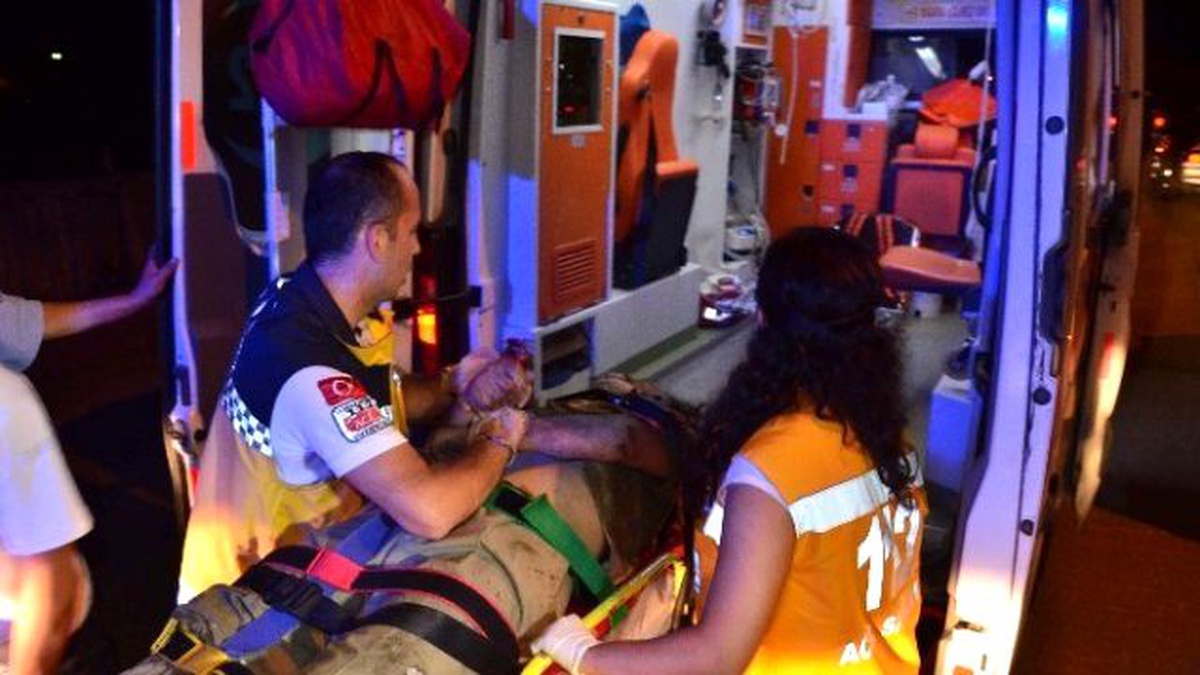 Alkollü İki Kişiden Biri Dereye Düştü, Diğeri Yol Kenarında Bayıldı