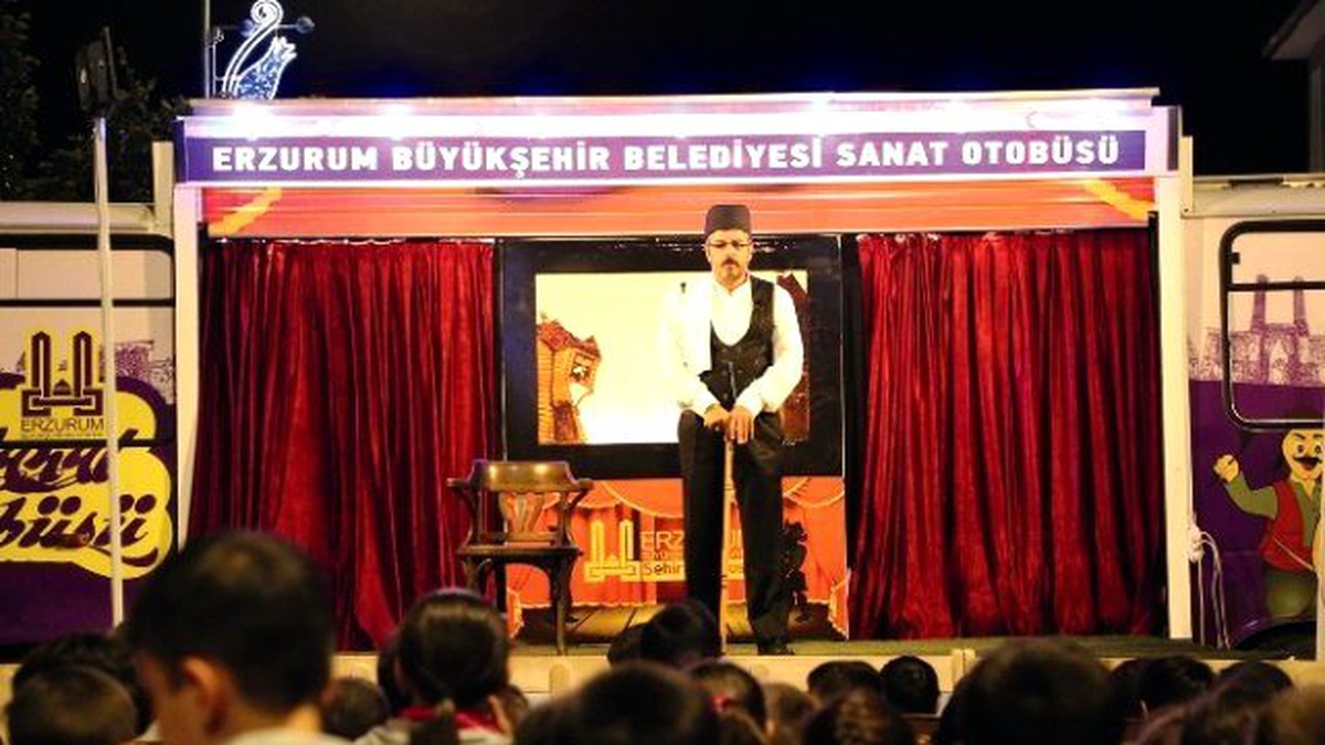 Sekmen: "Tiyatro ile Geleneksel Kültürümüzü Yaşatıyoruz"